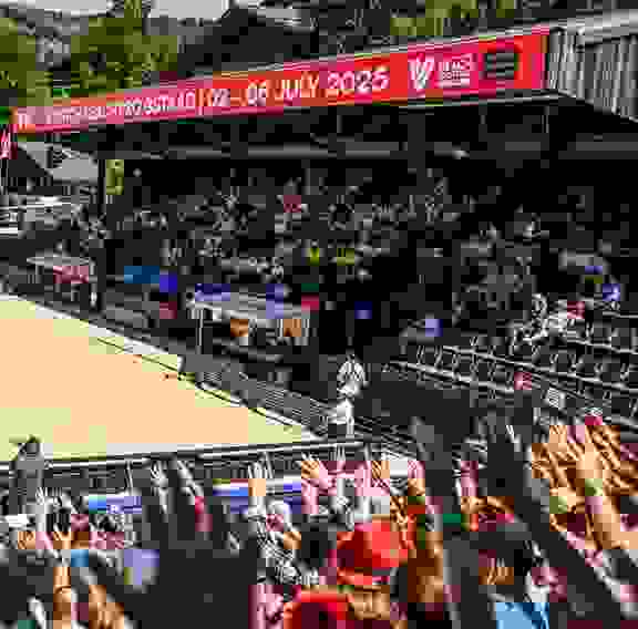 Gedeckte Tribüne, VIP Tribüne, Stimmung Gstaadion