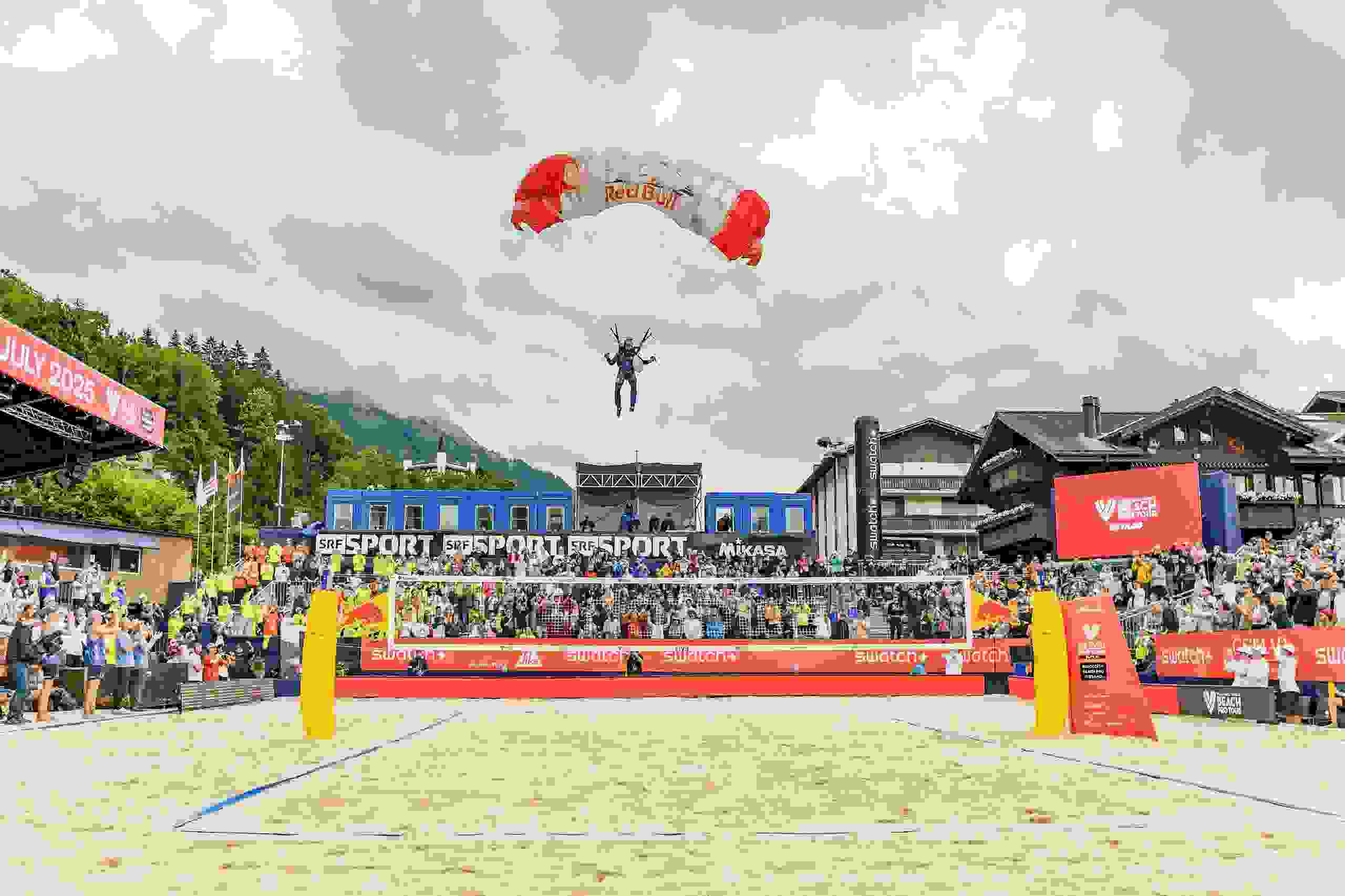 Action, center court, Gstaadion, parachute, landing