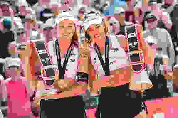 Zoé & Anouk, winners, podium, medal ceremony, medals, cowbells, cheer