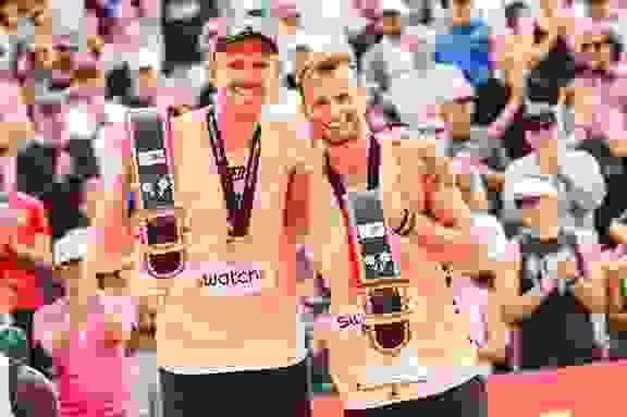 Boermans & de Groot, winners, podium, medal ceremony, medals, cowbells, cheer