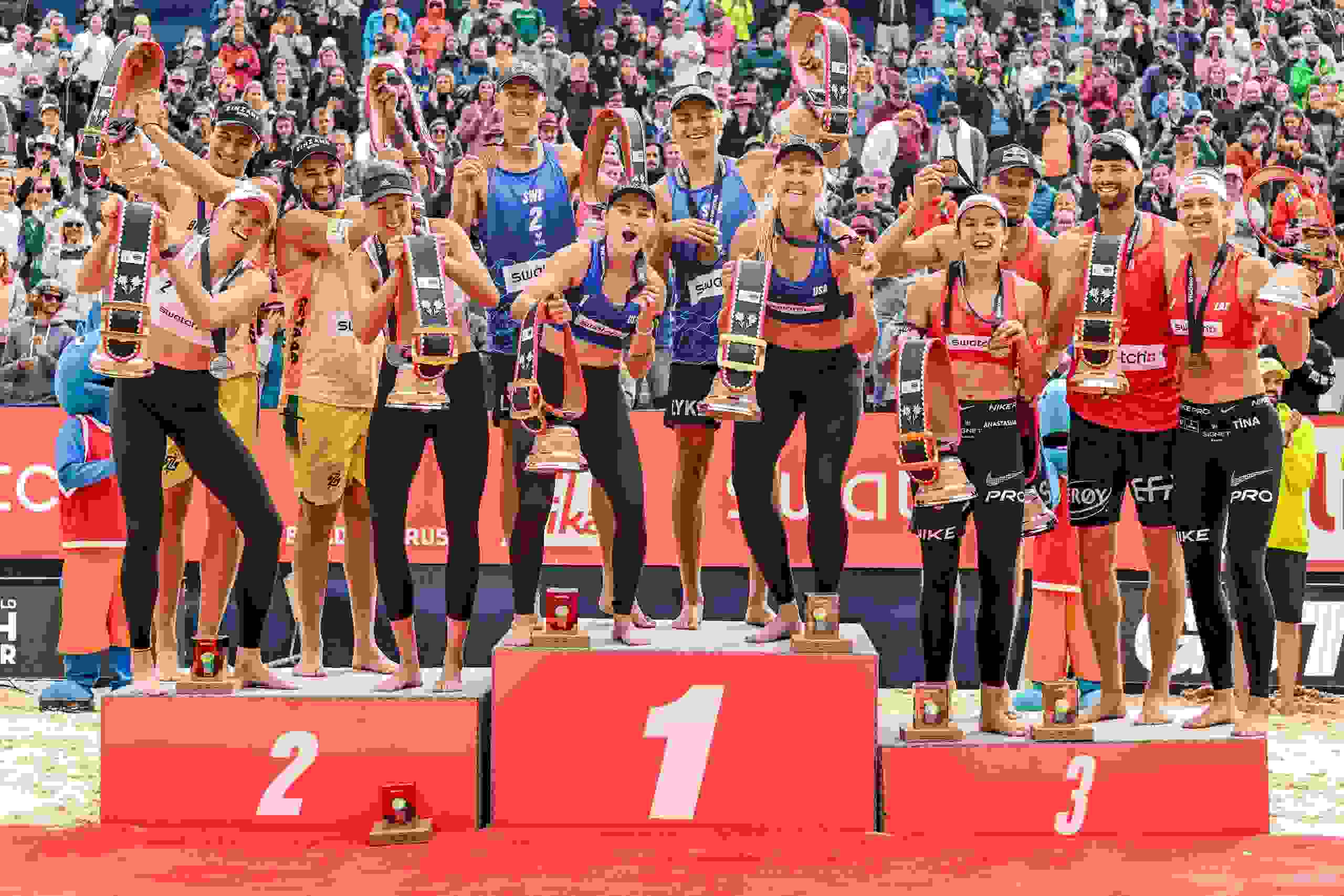 Podest, Jubel, Sieger*innen, Kuhglocken, Swatch Beach Pro Gstaad 2024, Freude