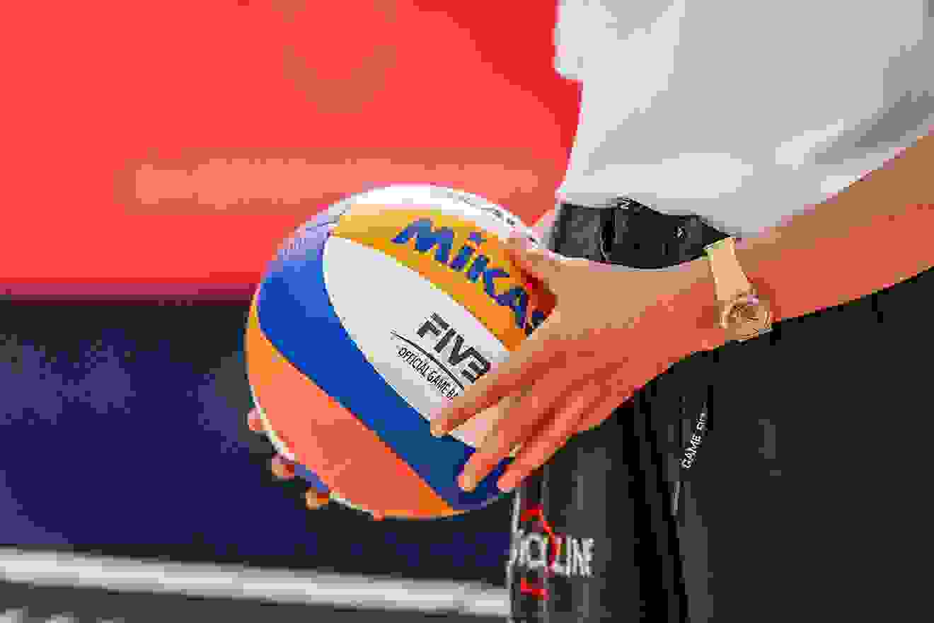 Swatch Beach Pro Gstaad, Detailaufnahme, Ballkid mit Ball in Hand, Swatch Uhr