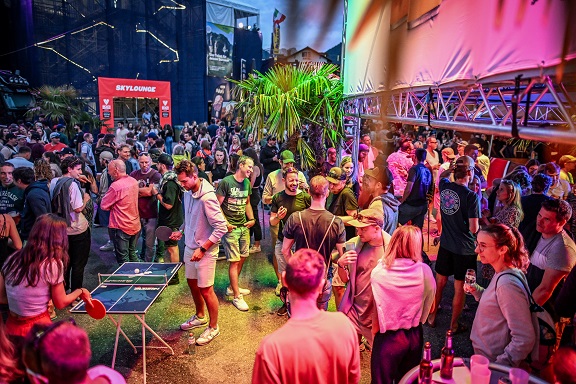 Card_Abendprogramm.jpg Abendprogramm, Beach Village, Fans