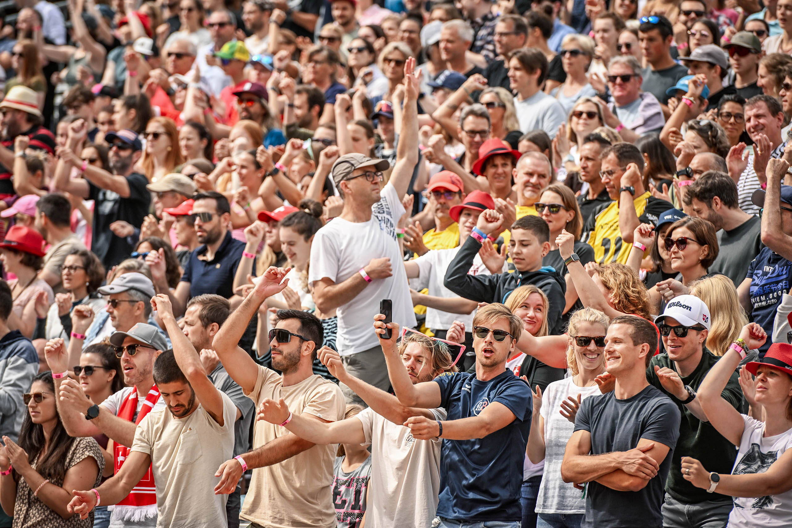 fans atmosphere, joy, cheer, center court, la ola, johnny depp