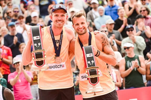 boermans_de_groot.jpg Boermans & de Groot, winners, podium, medal ceremony, medals, cowbells, cheer