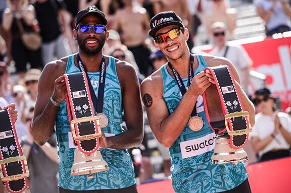 Boermans & de Groot, winners, podium, medal ceremony, medals, cowbells, cheer
