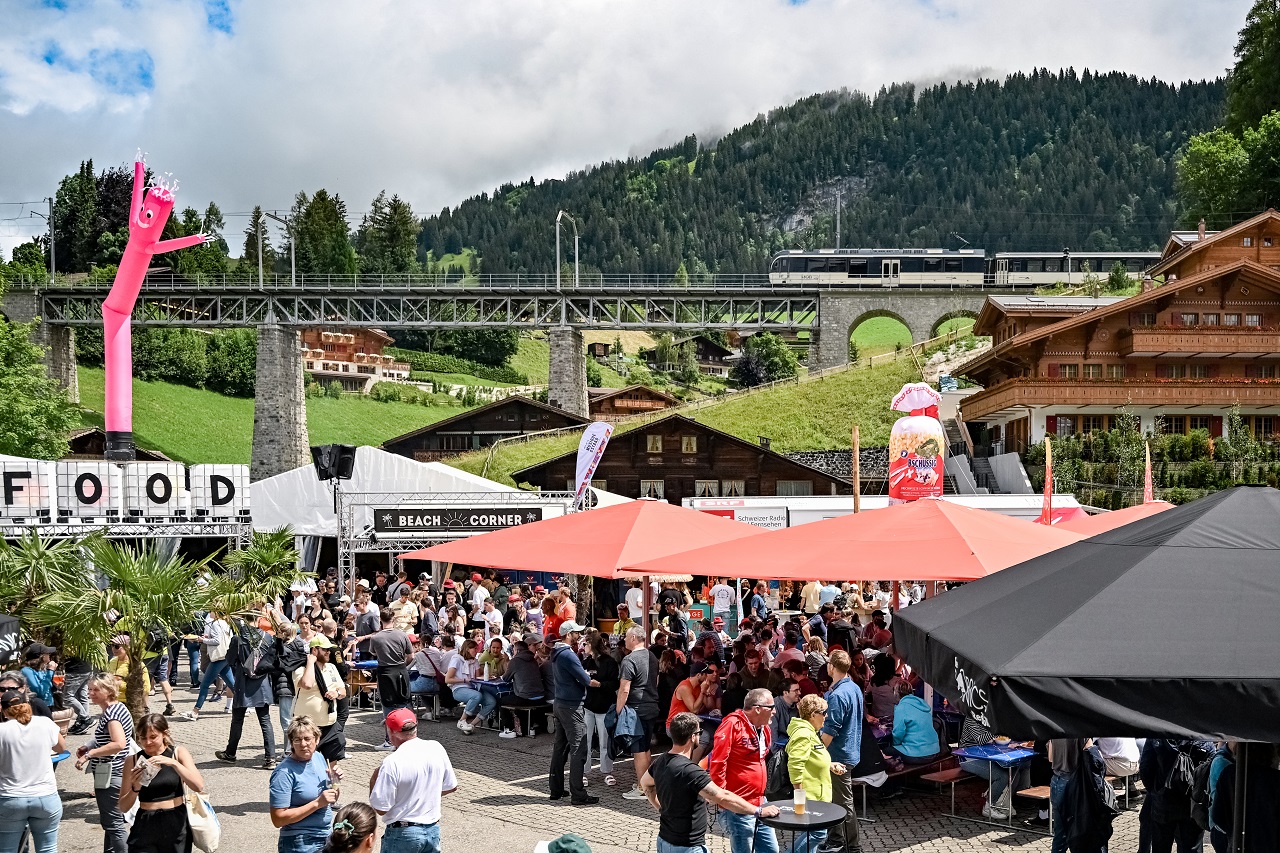Anreise_Bild seitwärts.jpg beach village, atmosphere, booths, fans, train, getting there