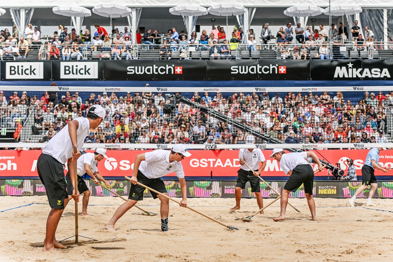 Volunteers, Sand reachers, action